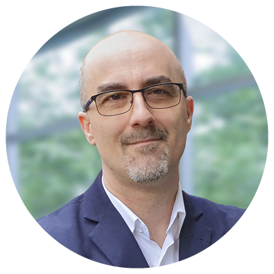 Fotografia, na której jest Tomasz Wojakowski. 