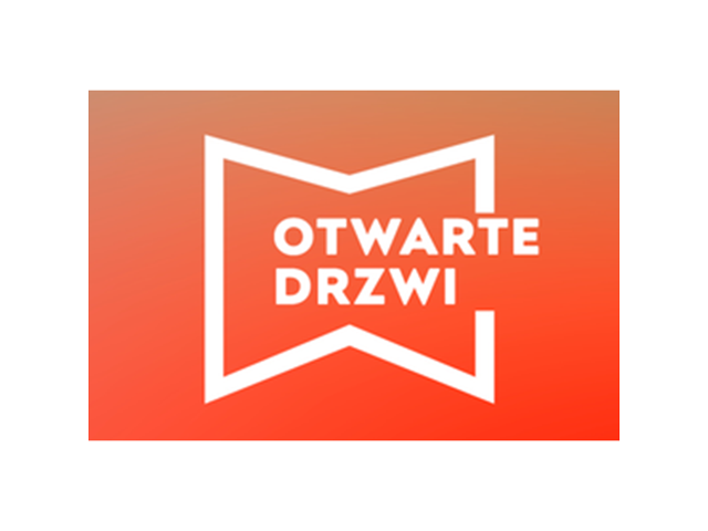 Czerwoen tło, a na nim sylwetka otwartych drzwi z wpisanym napisem "Otwarte drzwi"