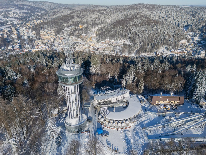 widok z lotu ptaka na wieżę widokową na Górze Parkowej w Krynicy ,w tle panorama miasta i okolic. Krajobraz zimowy