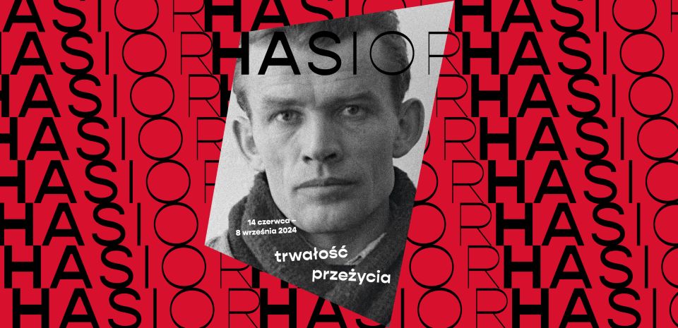 Plakat informujący o wystawie. Czerwone tło, na nim mozaika z napisu HASIOR. Na środku głowa artysty. Na niej druk: 14 czerwca - 8 września 2024. Trwałość przeżycia